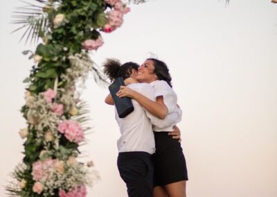 demande en mariage sous une arche de fleurs