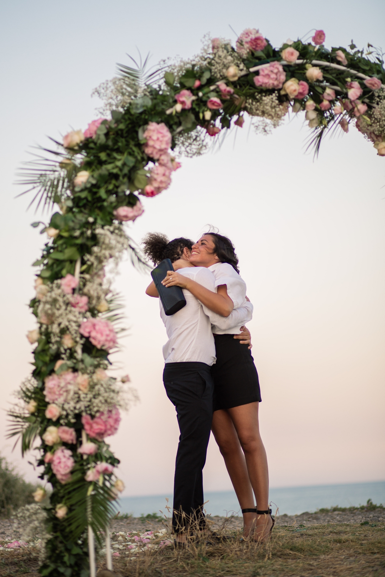 demande en mariage sous une arche de fleurs