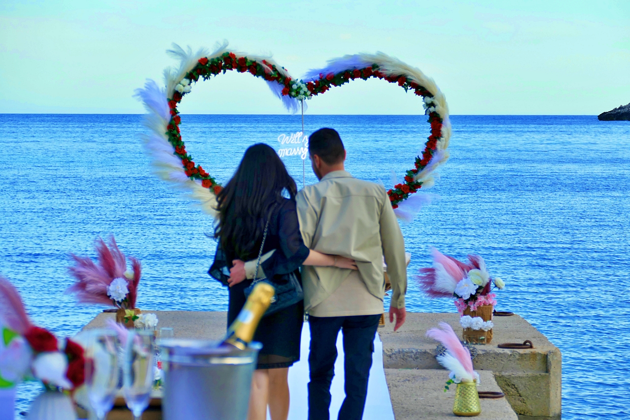demande en mariage au bord de l'eau