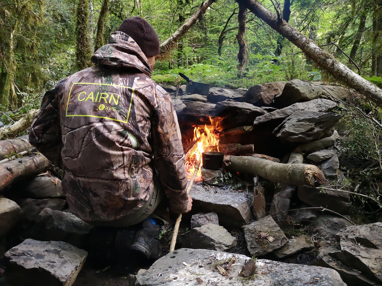 Participant CAIRN Expe près du feu de bivouac