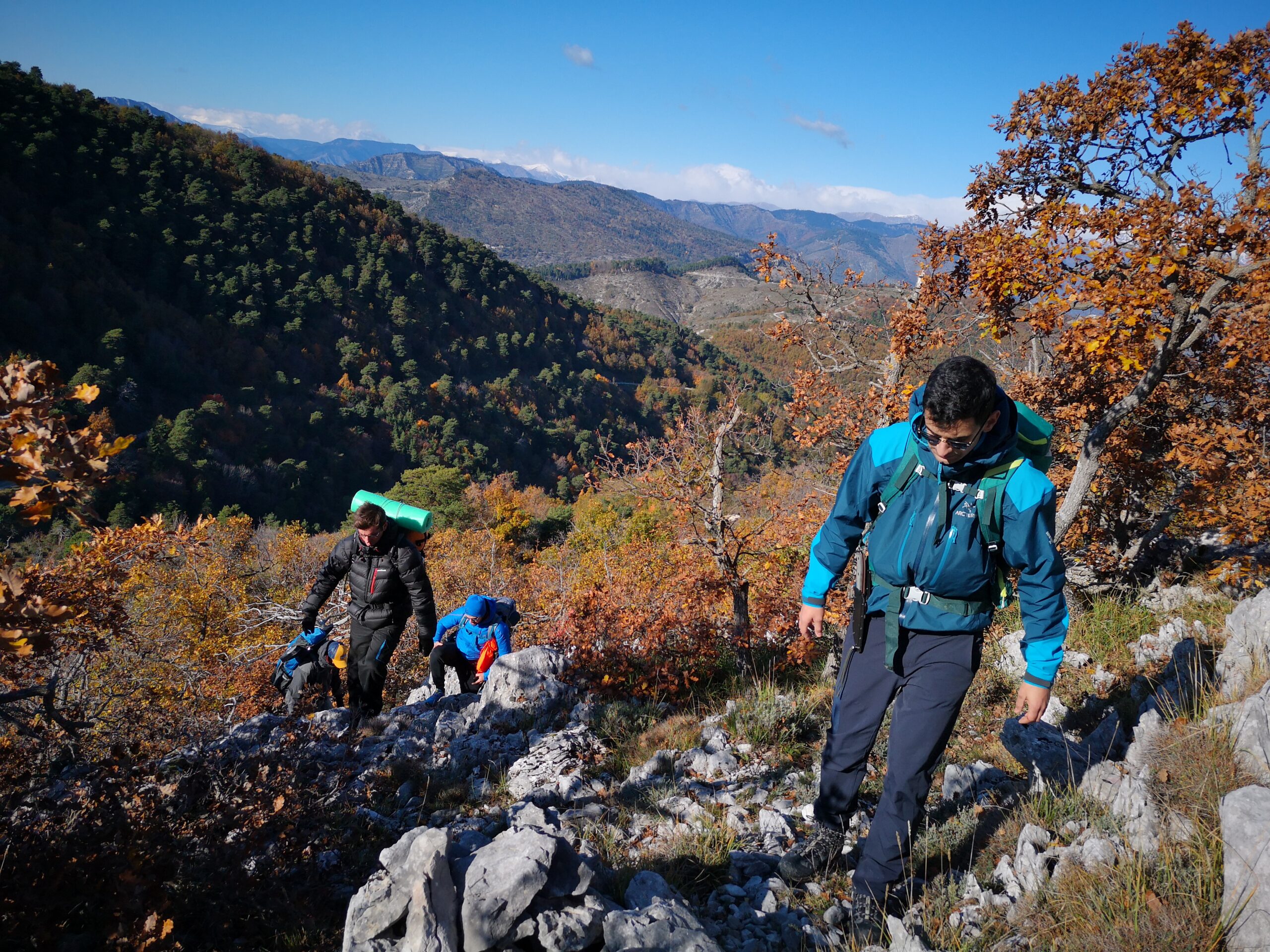 Participants avec leurs sacs sur un sentier de montagne