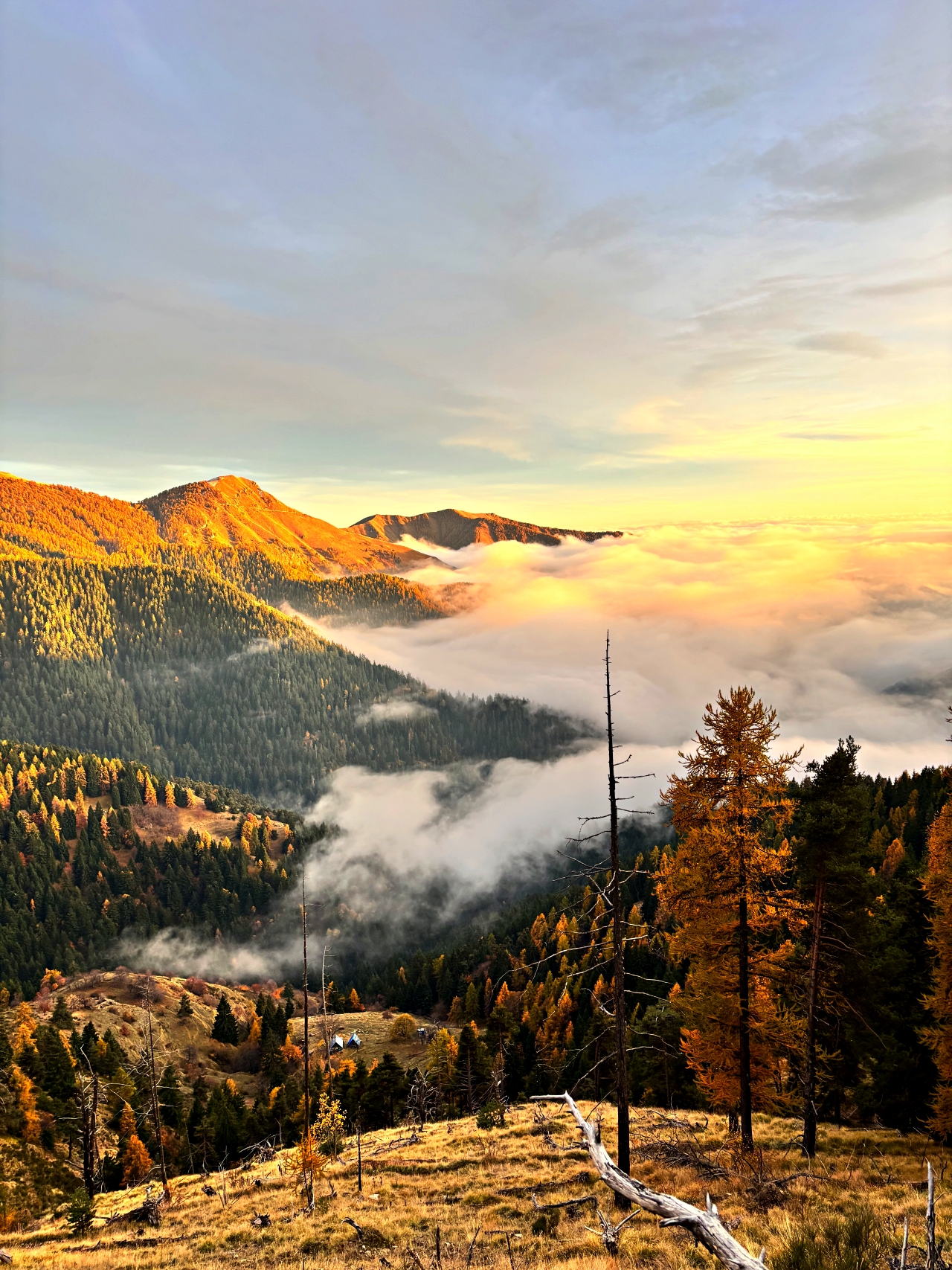 image fond montagne couché de soleil randonnée au couché du soleil