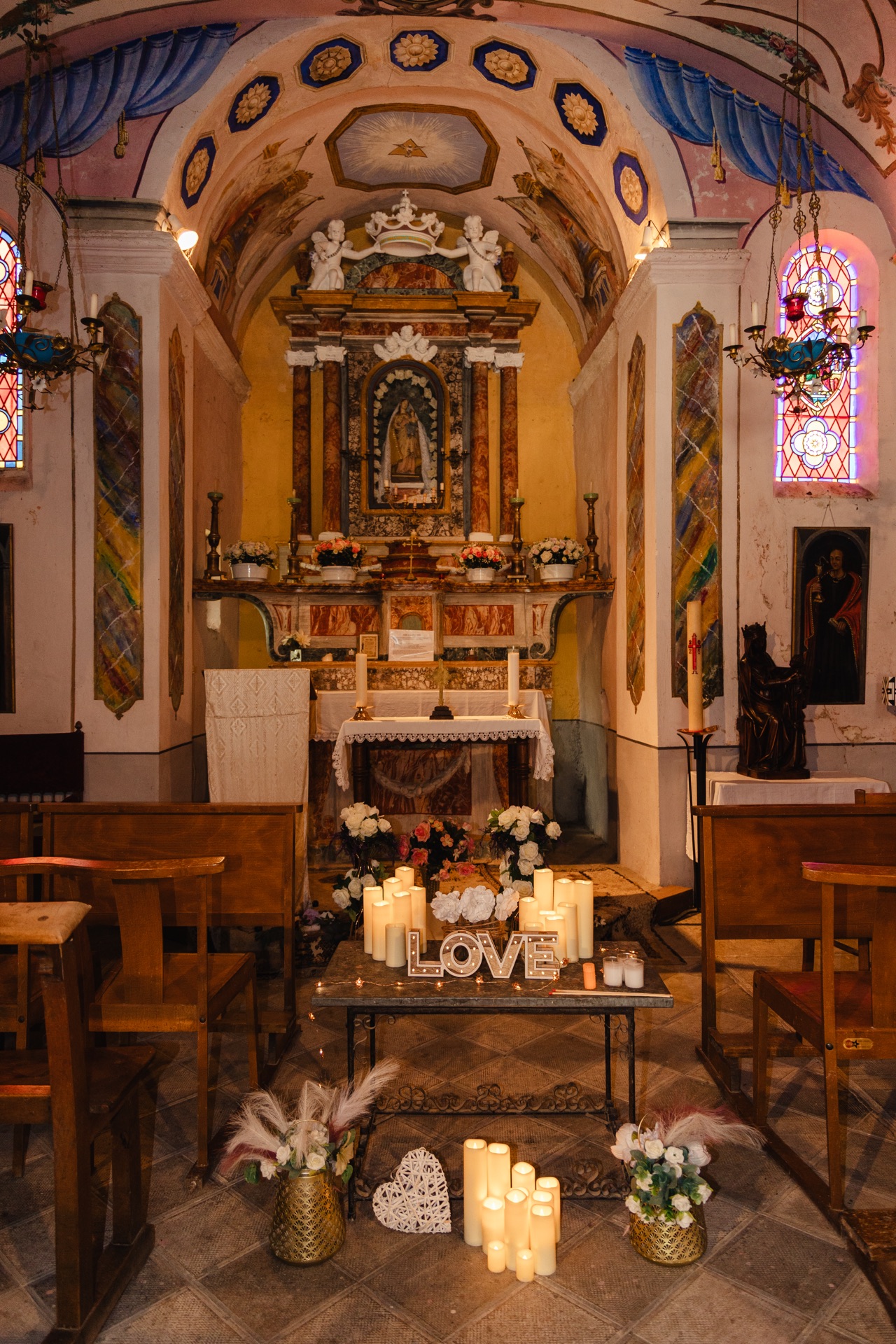 Chapelle de la Menour décorée de fleurs et de bougies pour une cérémonie intime