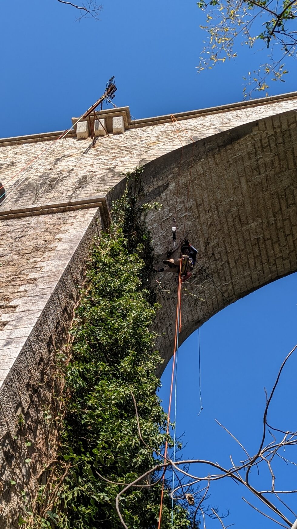 Cordiste CAIRN Expe au niveau de l’arche et du lierre sur l’ancien pont ferroviaire de Saint-Jeannet