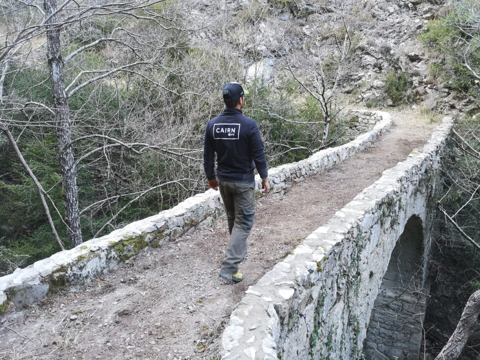 Vue du pont en pierre de l’Anjouanin après les travaux, avec un intervenant CAIRN Expe.