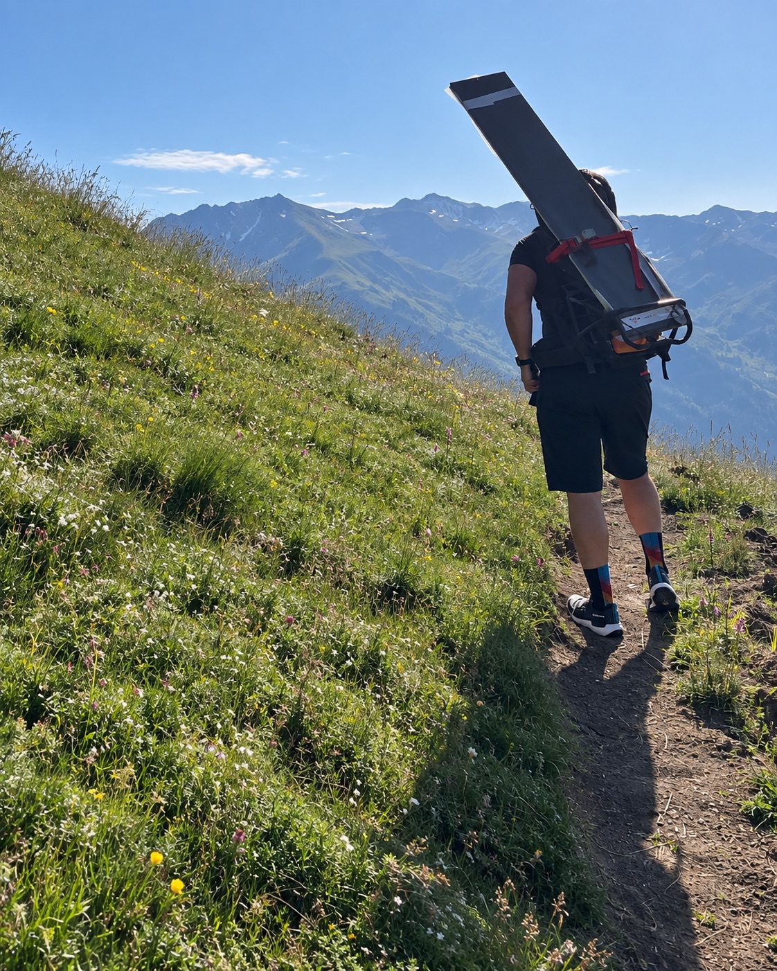 Portage de matériel sur un sentier de montagne