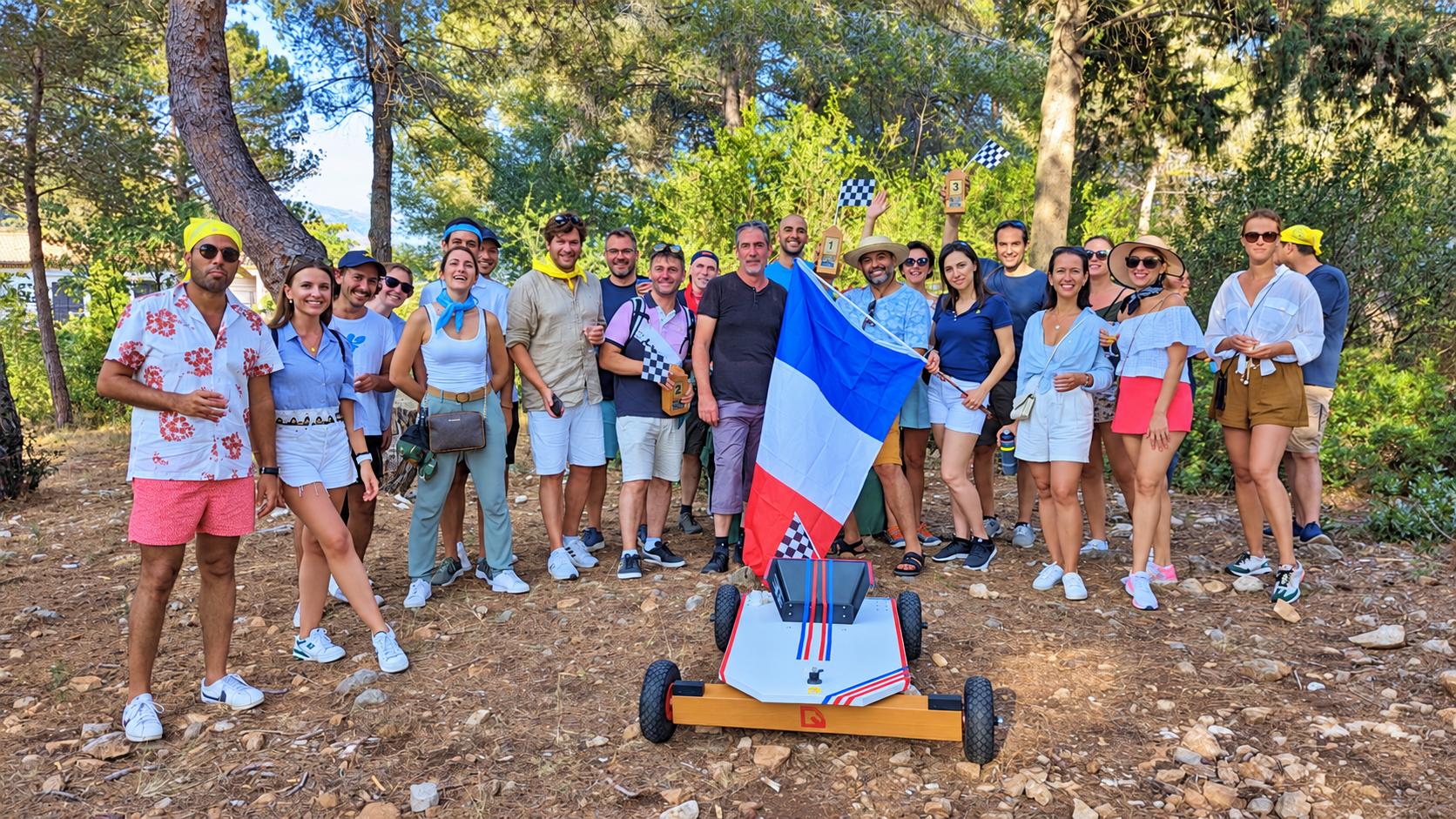 Groupe de participants réuni autour des carrioles avec un drapeau tricolore.