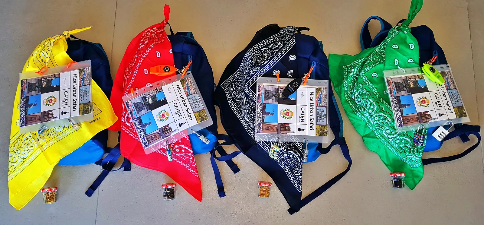 Sacs, bandanas colorés, boussoles, cadenas et road books préparés pour les équipes.