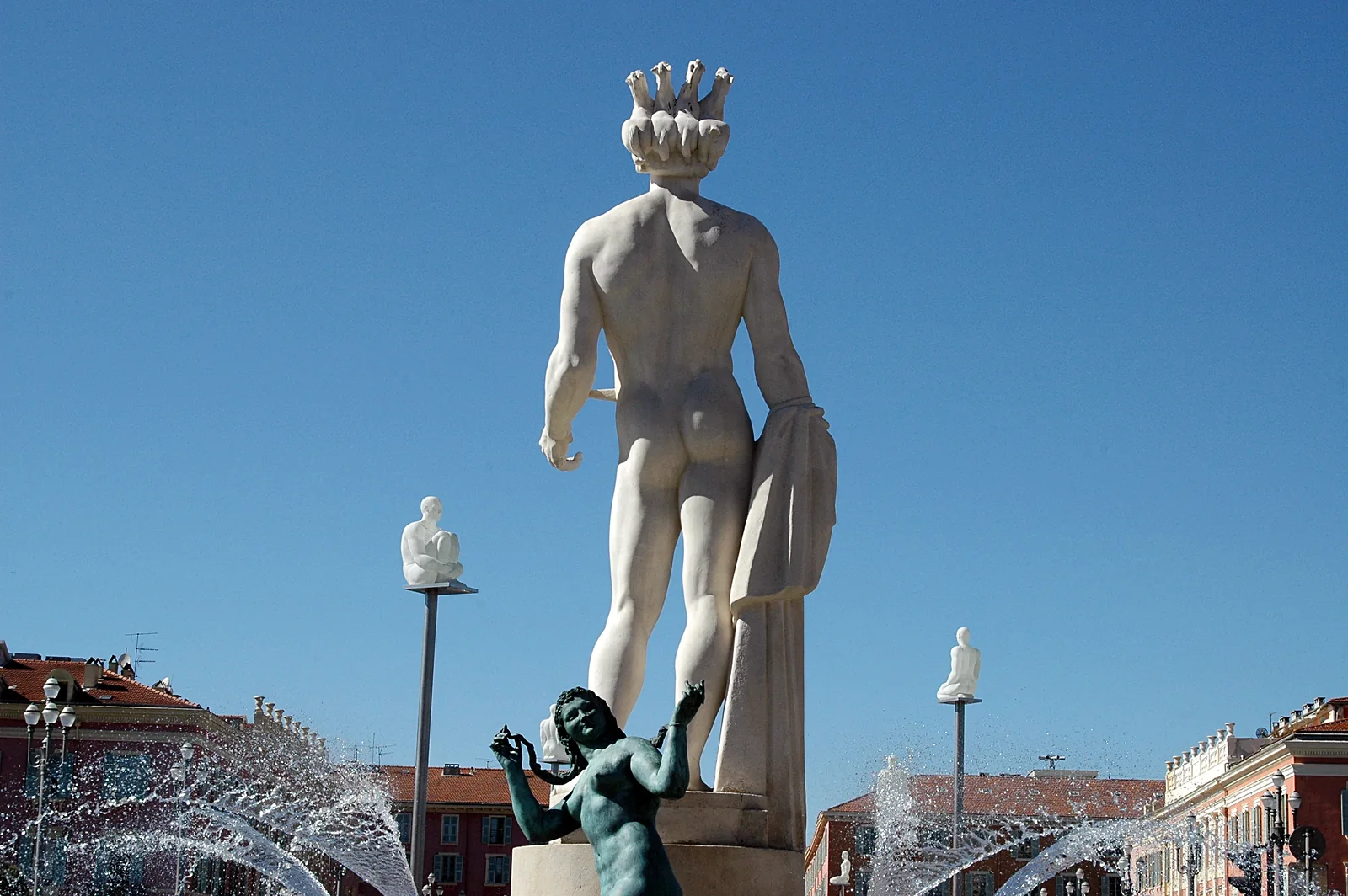 Statue d’Apollon et jets d’eau de la fontaine place Masséna.