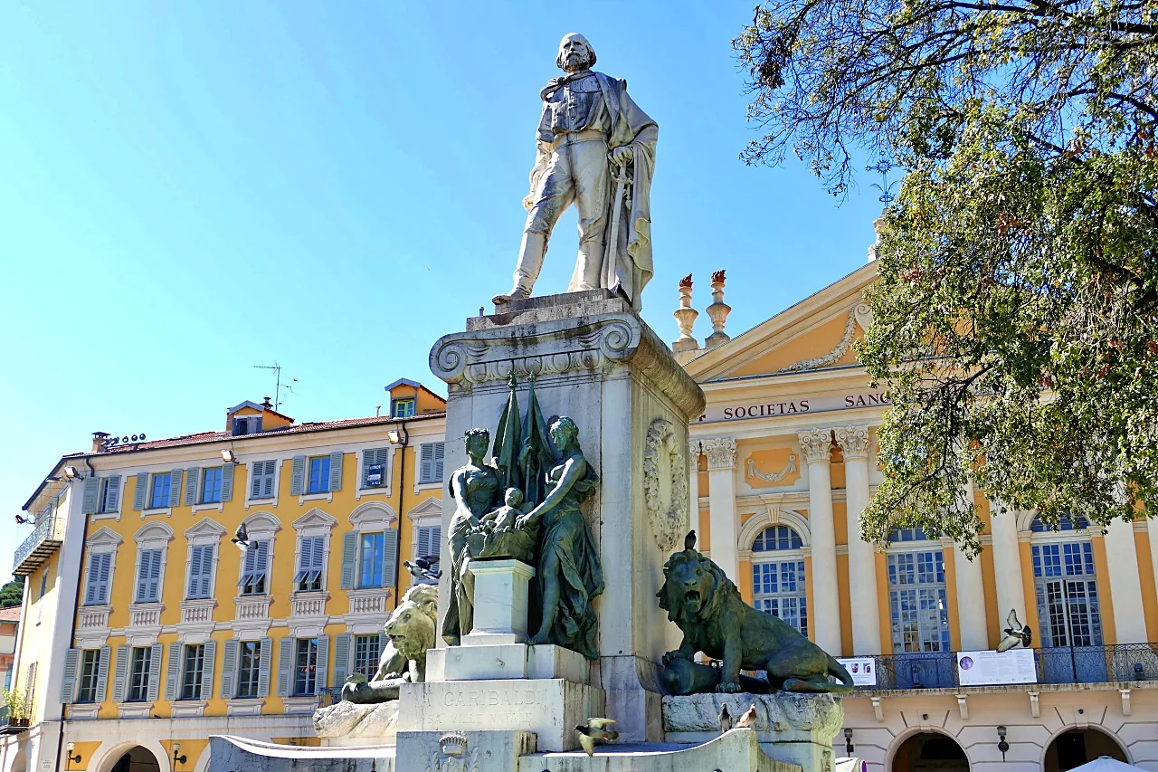 Statue de Garibaldi et façades jaunes de la place Garibaldi à Nice.