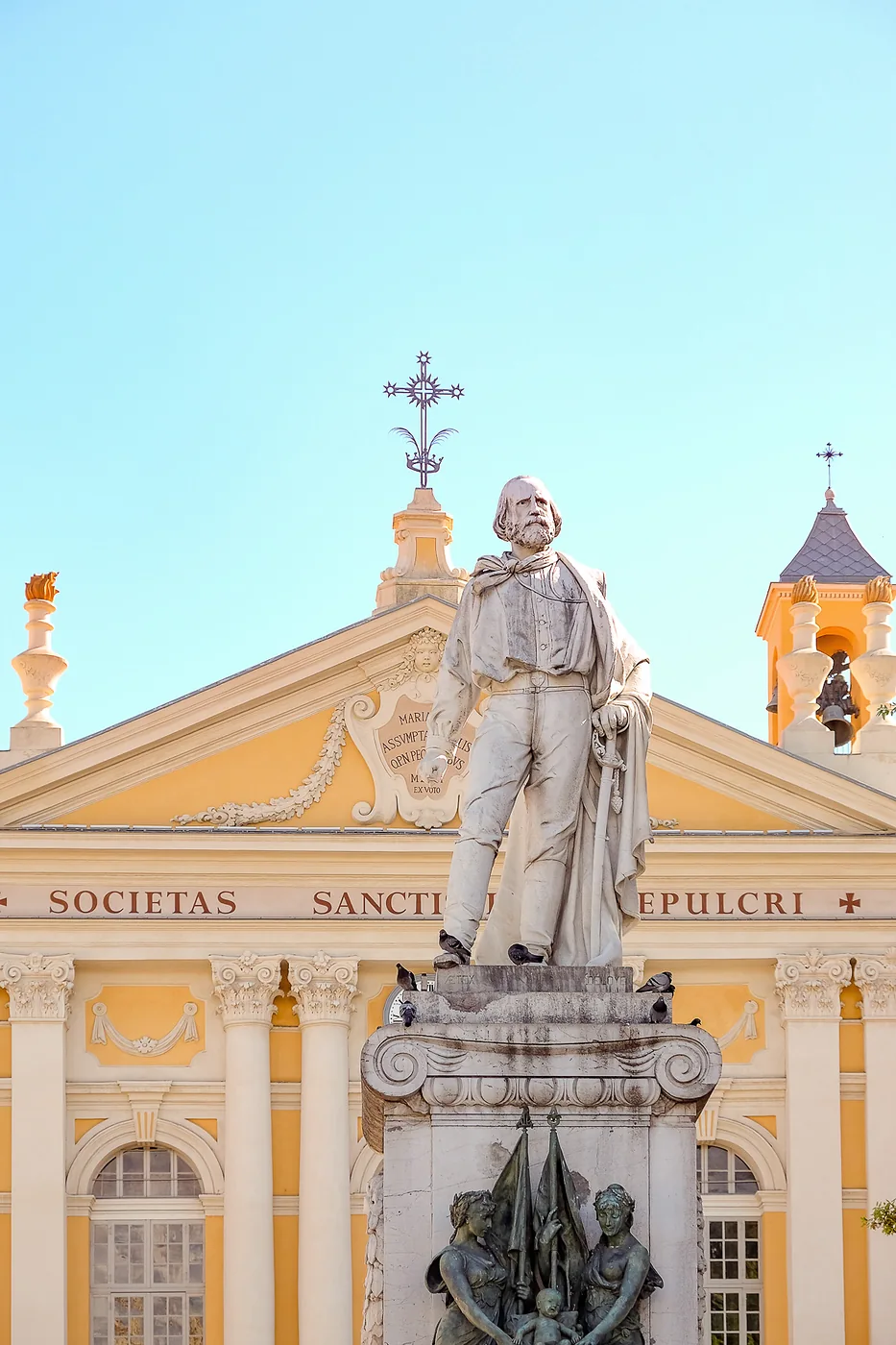 Statue de Garibaldi devant une façade jaune à Nice.