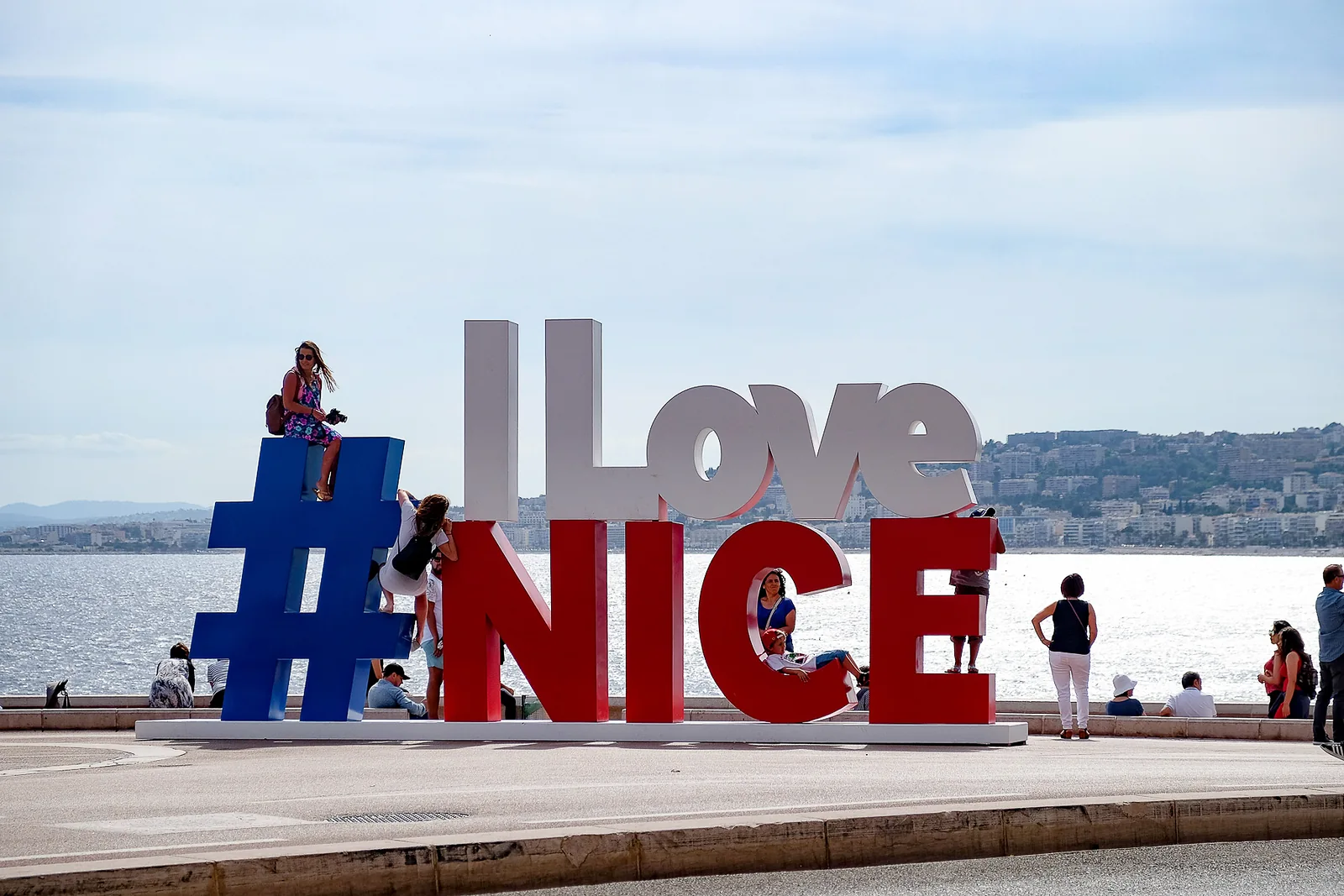 Installation I Love Nice devant la mer et la baie.