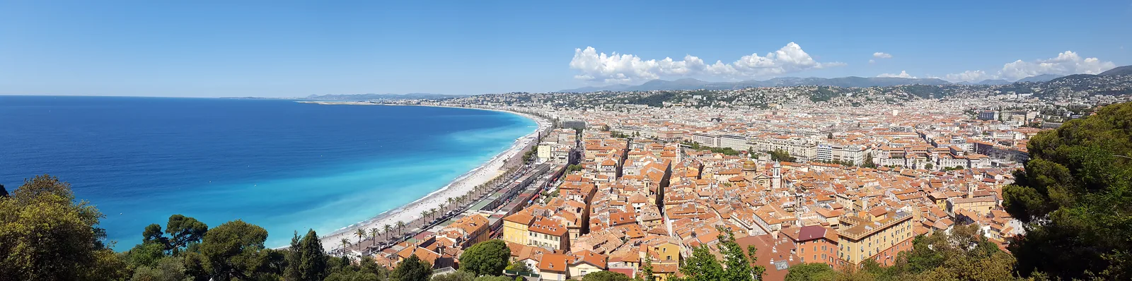 Vue panoramique sur les toits du Vieux-Nice, le littoral et la baie des Anges.
