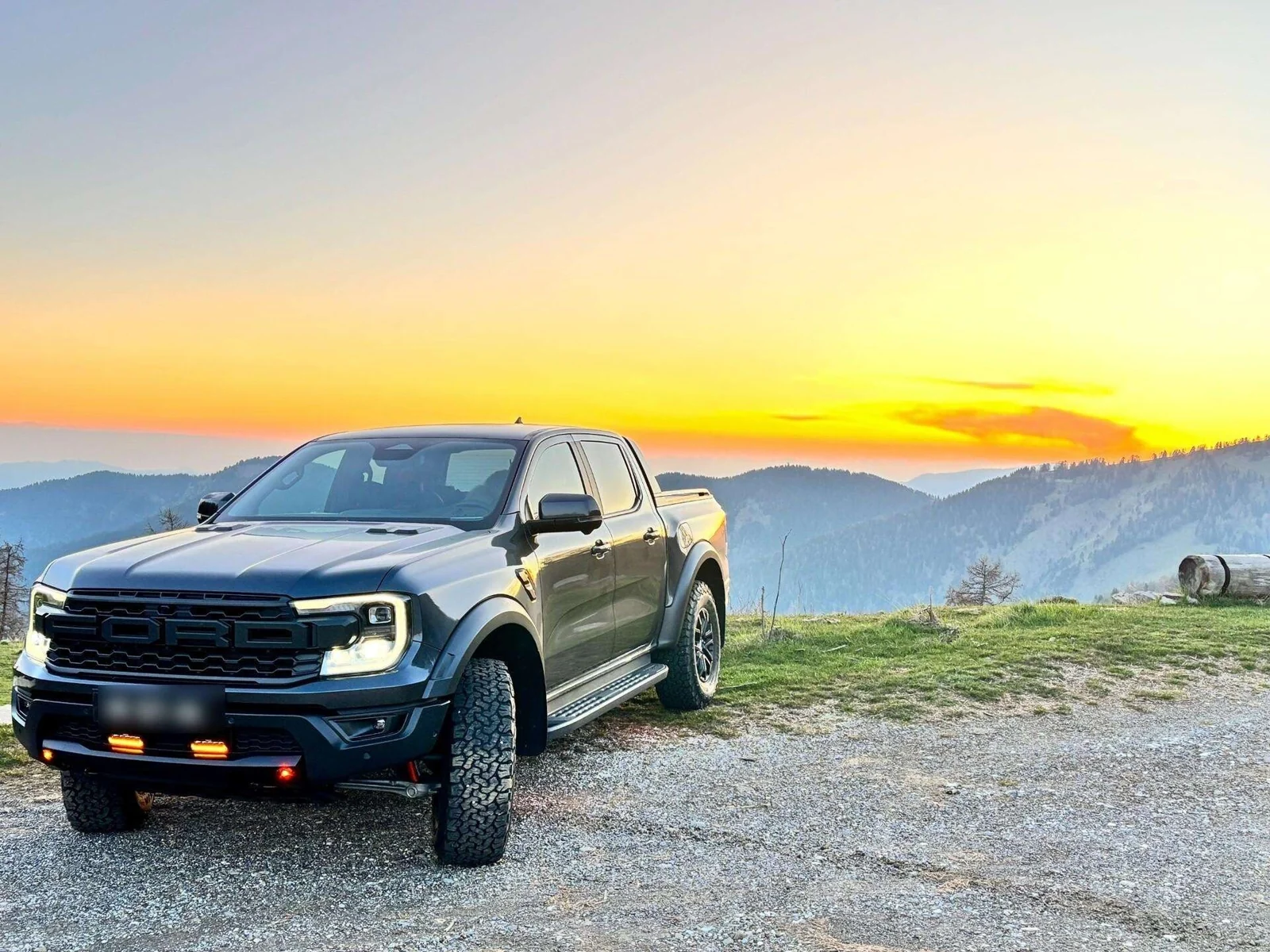4x4 de face devant les montagnes à la lumière dorée du soleil.
