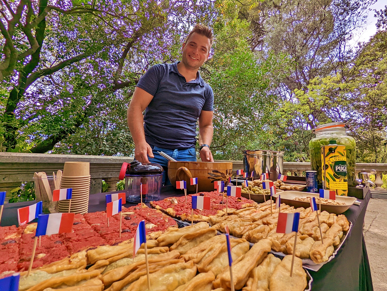 Buffet salé installé en extérieur pour un événement de groupe.