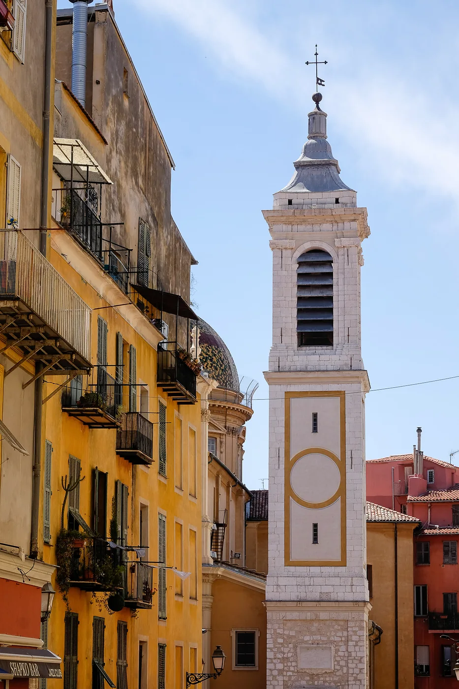 Clocher clair et façades colorées dans le Vieux-Nice.